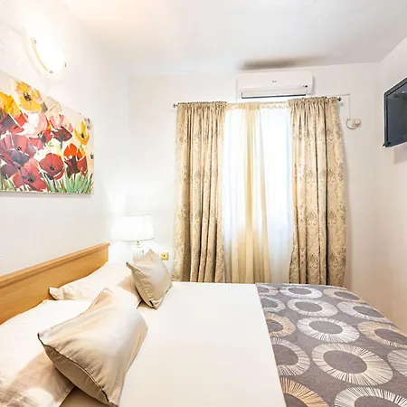 A 8 W Terrace & Sea View 4 Min Walk To