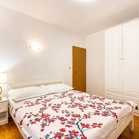 A 8 W Terrace & Sea View 4 Min Walk To Apartmán *