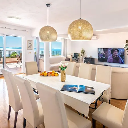 A 8 W Terrace & Sea View 4 Min Walk To Apartmán *