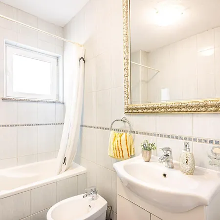 A 8 W Terrace & Sea View 4 Min Walk To *