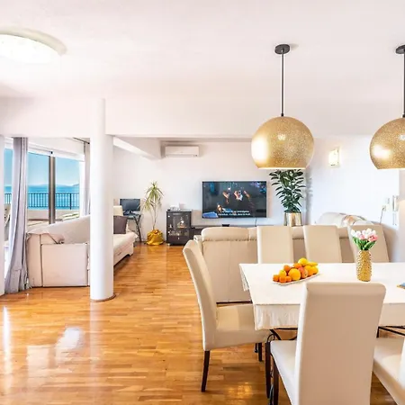 A 8 W Terrace & Sea View 4 Min Walk To