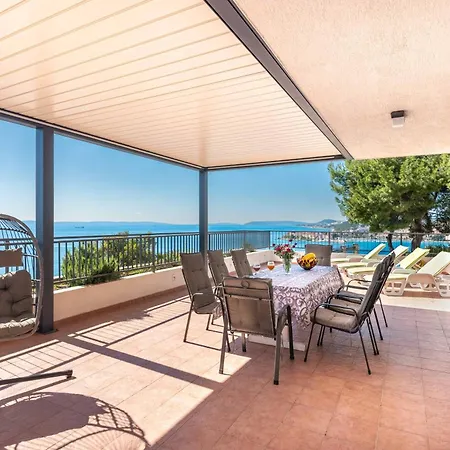 Apartmán A 8 W Terrace & Sea View 4 Min Walk To