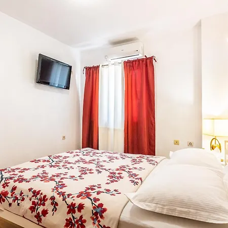 Apartmán A 8 W Terrace & Sea View 4 Min Walk To