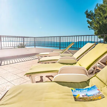 A 8 W Terrace & Sea View 4 Min Walk To