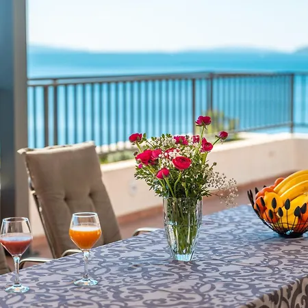 A 8 W Terrace & Sea View 4 Min Walk To *